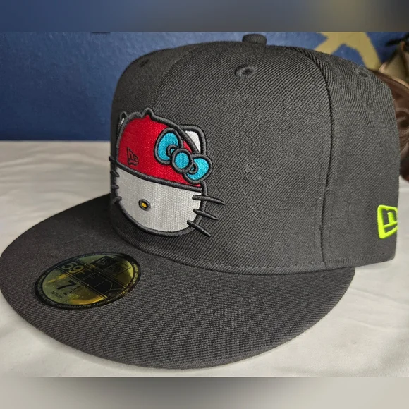 New Era 59Fifty Fitred HELLO KITTY x NEW ERA Fitted Rare.